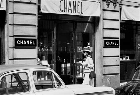 dans l'atelier de coco chanel|Coco Chanel boutique in paris.